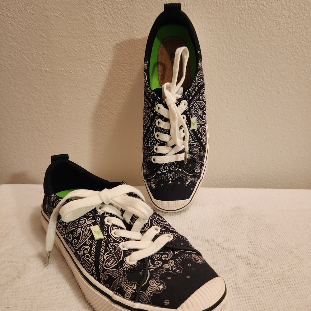 Cariuma Black and White Paisley Sneakers